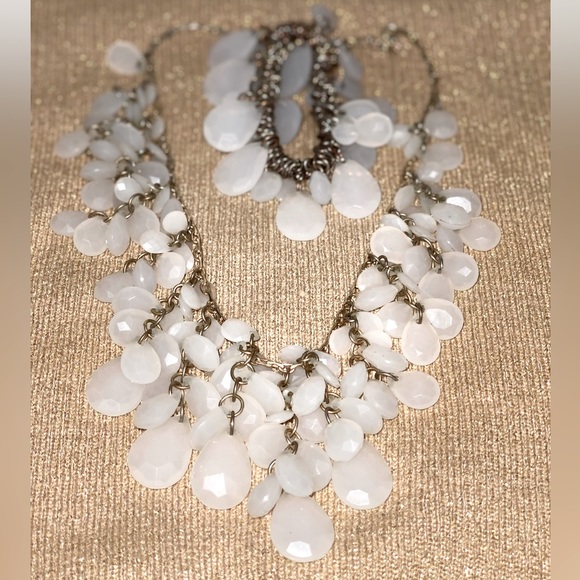 NATASHA NECKLACE AND BRACELET SET - WHITE W/GOLD CHAIN💖🤍💕 - Picture 3 of 4